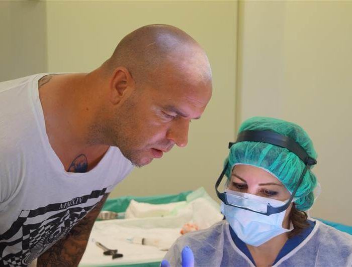 Bekende Nederlanders die voor een haartransplantatie kozen